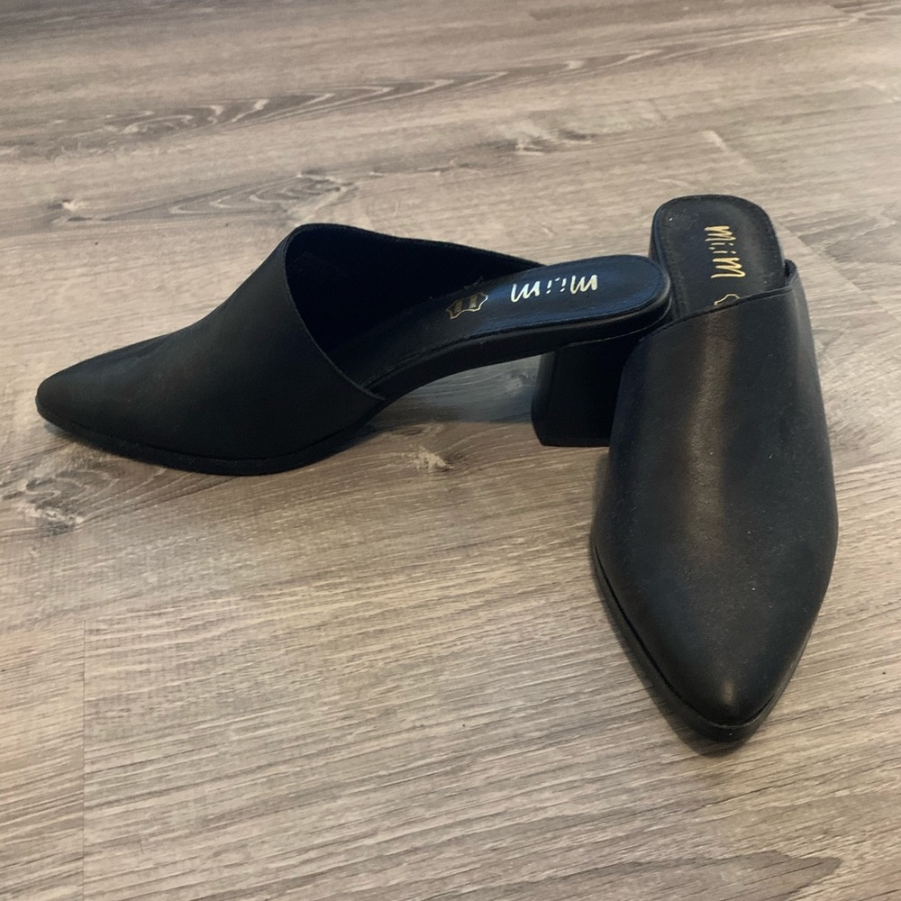 Pointed toe black mules